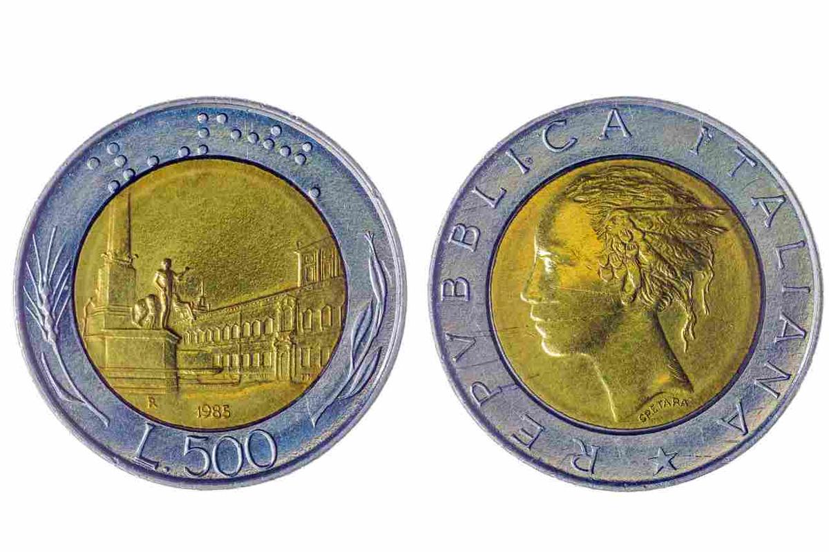 Primo piano di una moneta da 500 lire bimetallica, dettagli e anno di conio visibili.