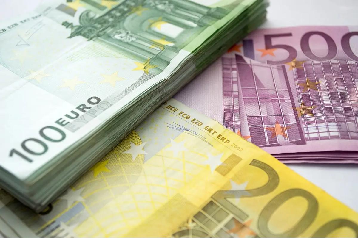 Una persona controlla il saldo bancario su un tablet, mostrando oltre 10.000 euro.