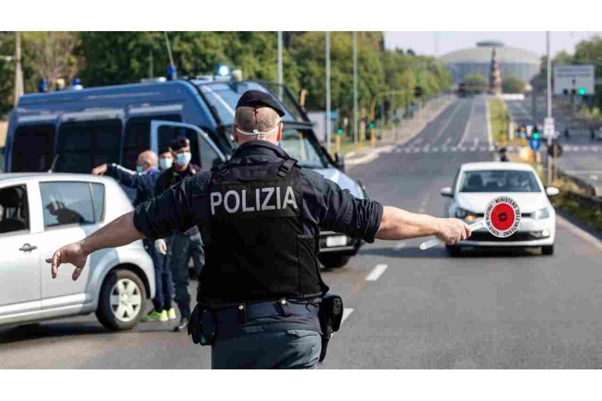 Meccanico firma documenti auto durante controllo, rischio multa 1600€ senza tagliando aggiornato.