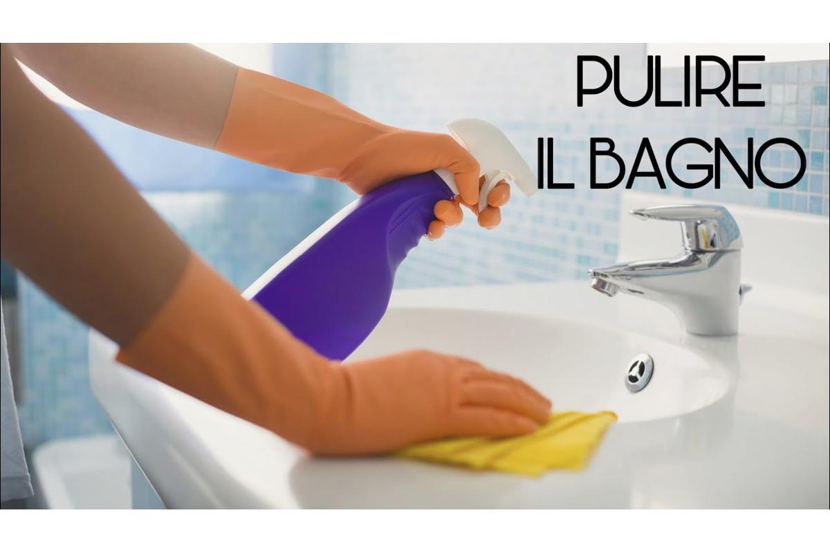 Una donna pulisce il bagno con un prodotto naturale, ottenendo superfici brillanti e igienizzate.